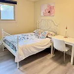 Gorgeous House&30 Second Bus Station Close C-Train& Free Parking