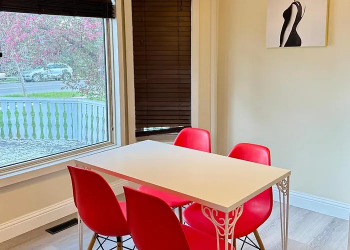 Gorgeous House&30 Second Bus Station Close C-Train& Free Parking