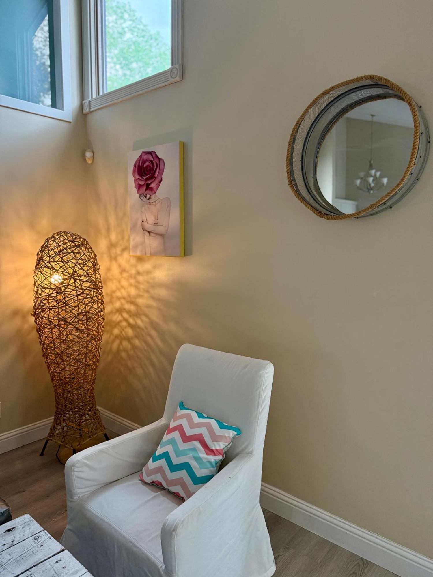 Gorgeous House&30 Second Bus Station Close C-train& Free Parking *