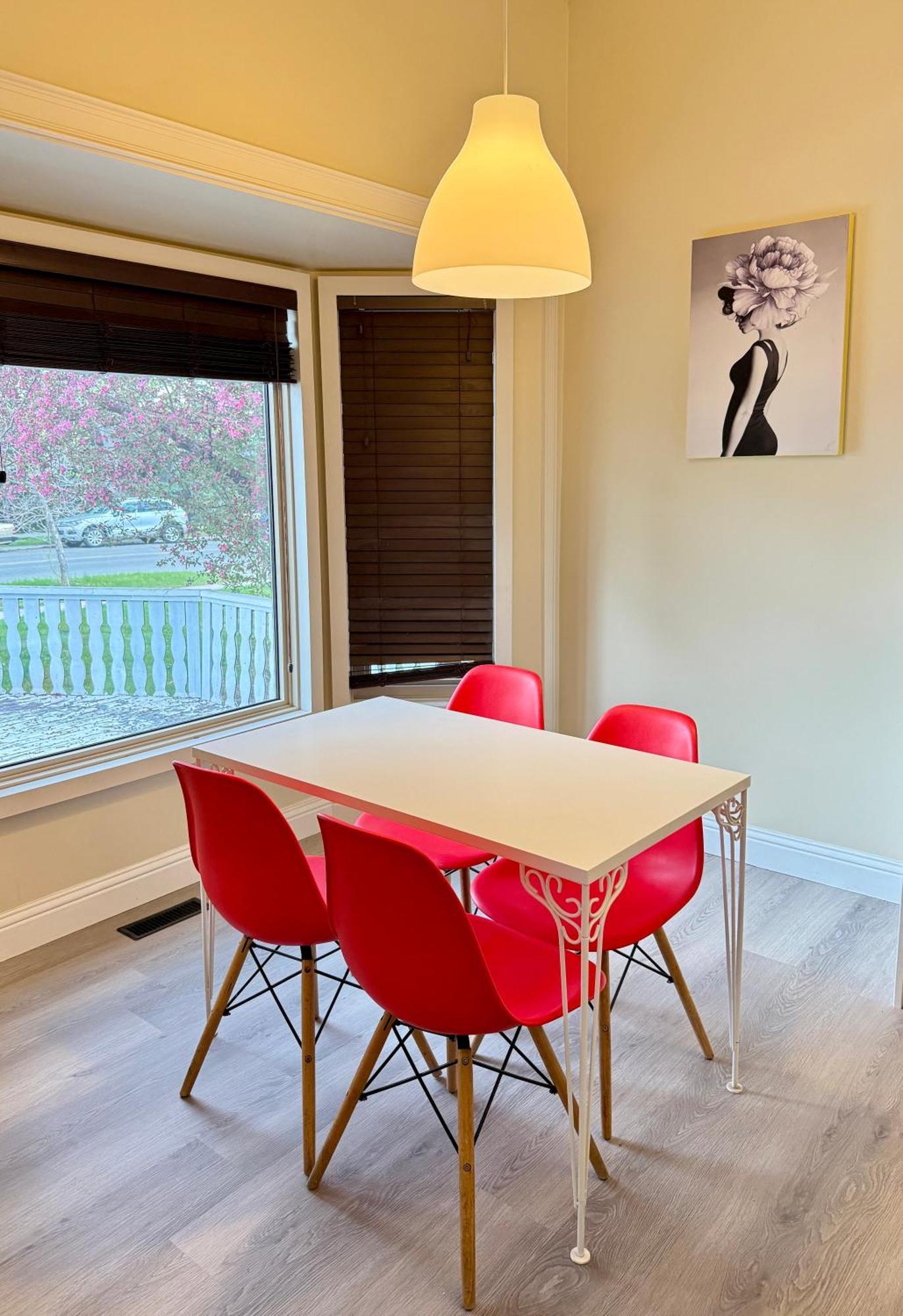 Gorgeous House&30 Second Bus Station Close C-train& Free Parking Guest house
