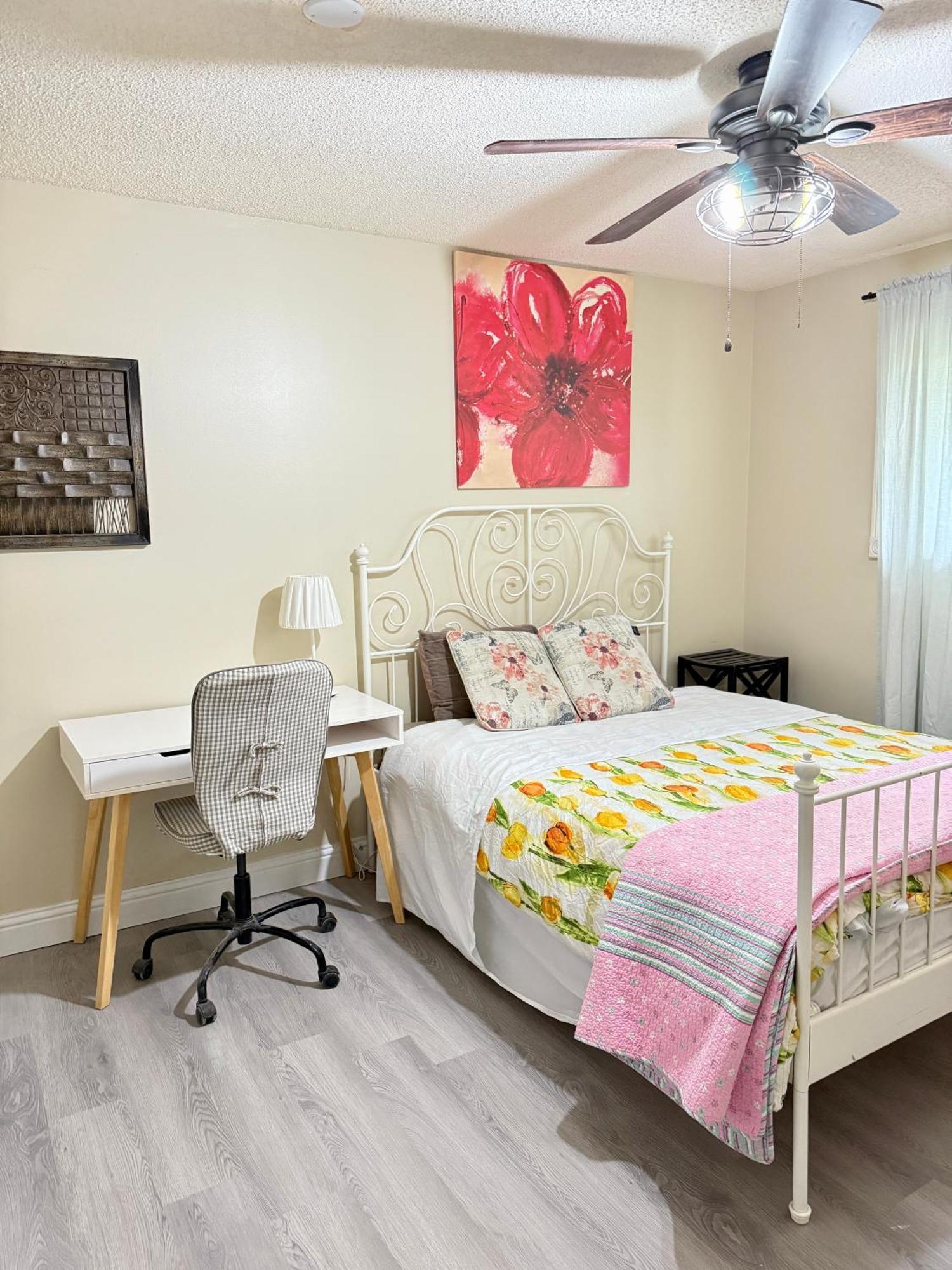 Gorgeous House&30 Second Bus Station Close C-train& Free Parking Calgary