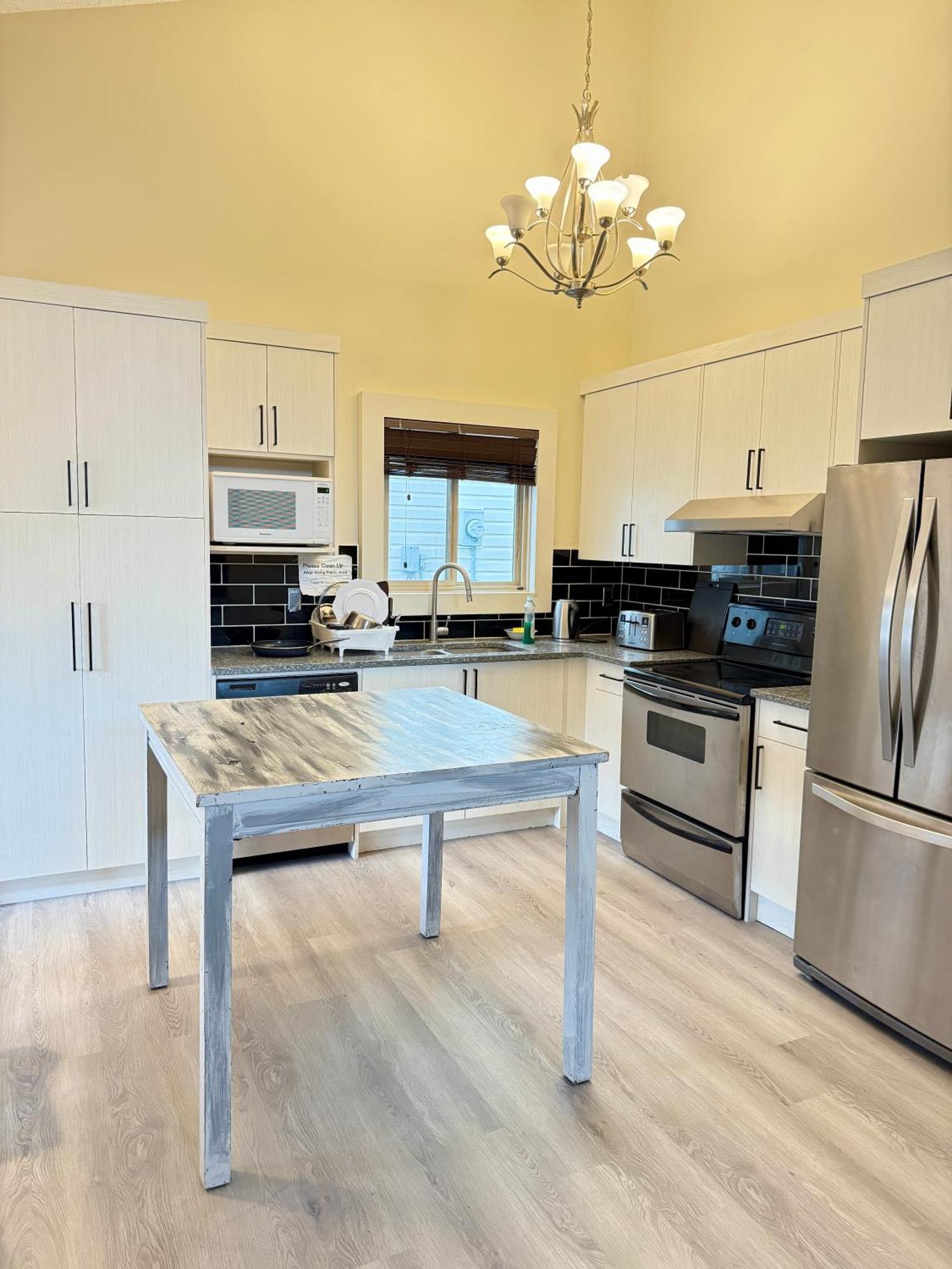 Gorgeous House&30 Second Bus Station Close C-train& Free Parking * Calgary