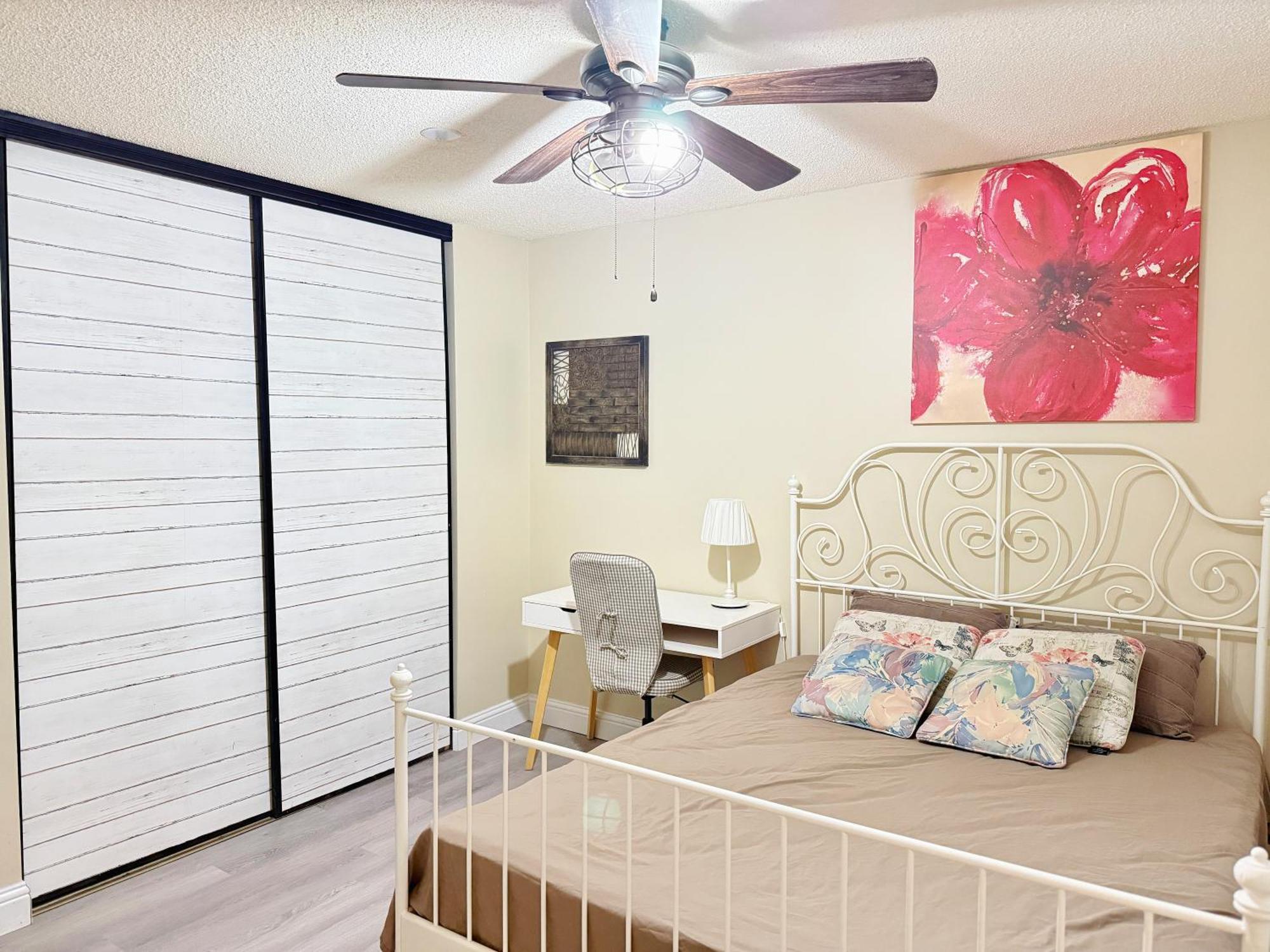 Gorgeous House&30 Second Bus Station Close C-train& Free Parking Guest house *